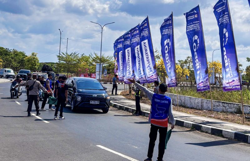 Petugas gabungan mengatur arus kendaraan di jalur menuju Sirkuit Mandalika pada hari pertama MotoGP Mandalika 2026, Jumat (9/10/2026).(Foto: Istimewa)