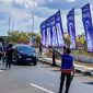 Petugas gabungan mengatur arus kendaraan di jalur menuju Sirkuit Mandalika pada hari pertama MotoGP Mandalika 2026, Jumat (9/10/2026).(Foto: Istimewa)