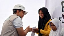 Berbagi Kebahagiaan: Sugeng Widodo menyerahkan santunan kepada penerima manfaat YBM PLN sebagai wujud kepedulian insan PLN kepada masyarakat di sekitar kawasan Mandalika.