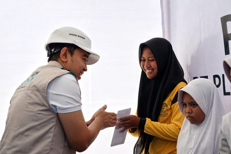Berbagi Kebahagiaan: Sugeng Widodo menyerahkan santunan kepada penerima manfaat YBM PLN sebagai wujud kepedulian insan PLN kepada masyarakat di sekitar kawasan Mandalika.