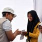 Berbagi Kebahagiaan: Sugeng Widodo menyerahkan santunan kepada penerima manfaat YBM PLN sebagai wujud kepedulian insan PLN kepada masyarakat di sekitar kawasan Mandalika.