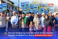 Ratusan warga mengantar Nurdinah (tengah) mendaftarkan diri sebagai bakal calon kepala Desa Sukamakmur, Kecamatan Gerung, Lombok Barat, Rabu (7/10/2026).(Foto: Halo NTB)