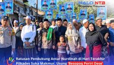 Ratusan warga mengantar Nurdinah (tengah) mendaftarkan diri sebagai bakal calon kepala Desa Sukamakmur, Kecamatan Gerung, Lombok Barat, Rabu (7/10/2026).(Foto: Halo NTB)