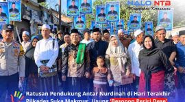Ratusan warga mengantar Nurdinah (tengah) mendaftarkan diri sebagai bakal calon kepala Desa Sukamakmur, Kecamatan Gerung, Lombok Barat, Rabu (7/10/2026).(Foto: Halo NTB)