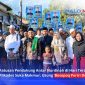 Ratusan warga mengantar Nurdinah (tengah) mendaftarkan diri sebagai bakal calon kepala Desa Sukamakmur, Kecamatan Gerung, Lombok Barat, Rabu (7/10/2026).(Foto: Halo NTB)