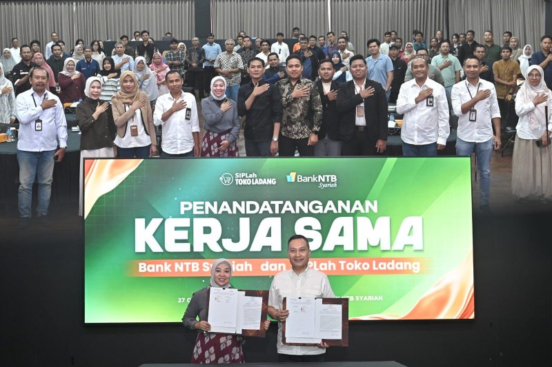 Peserta kegiatan Salam Sapa Mataram–NTB Tahun 2026 berfoto bersama dalam rangka penguatan koordinasi dengan supplier dan merchant guna mendukung kelancaran transaksi digital melalui platform SIPLah Toko Ladang