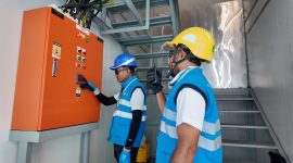 Personel PLN UIW NTB memeriksa panel kelistrikan di area Sirkuit Mandalika.