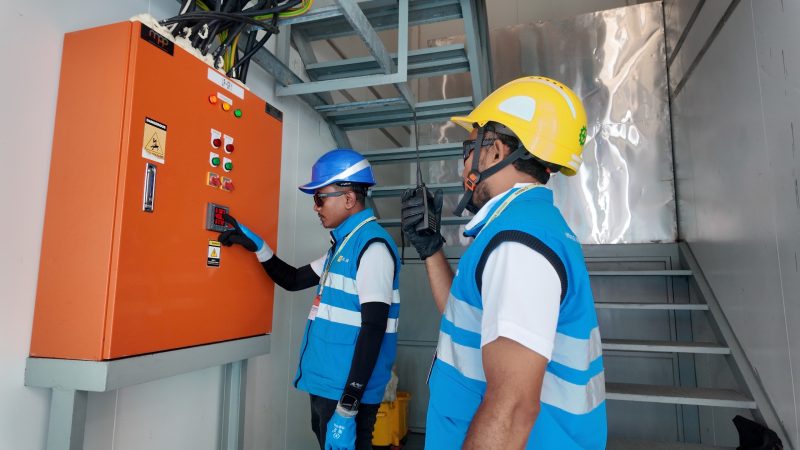 Personel PLN UIW NTB memeriksa panel kelistrikan di area Sirkuit Mandalika.