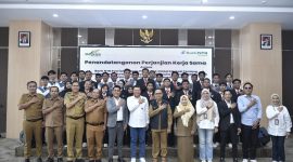 Sejumlah peserta program pemagangan ke Jepang berfoto bersama jajaran Bank NTB Syariah, PT Lombok Global Edukasi, dan perwakilan Pemerintah Provinsi NTB usai penandatanganan perjanjian kerja sama pembiayaan KUR Syariah di Mataram, Selasa (13/10/2026). Program ini diharapkan membantu memperluas akses pembiayaan sekaligus meningkatkan daya saing tenaga kerja muda NTB.