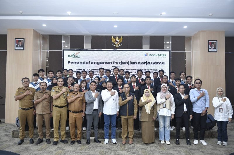 Sejumlah peserta program pemagangan ke Jepang berfoto bersama jajaran Bank NTB Syariah, PT Lombok Global Edukasi, dan perwakilan Pemerintah Provinsi NTB usai penandatanganan perjanjian kerja sama pembiayaan KUR Syariah di Mataram, Selasa (13/10/2026). Program ini diharapkan membantu memperluas akses pembiayaan sekaligus meningkatkan daya saing tenaga kerja muda NTB.