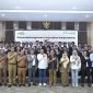 Sejumlah peserta program pemagangan ke Jepang berfoto bersama jajaran Bank NTB Syariah, PT Lombok Global Edukasi, dan perwakilan Pemerintah Provinsi NTB usai penandatanganan perjanjian kerja sama pembiayaan KUR Syariah di Mataram, Selasa (13/10/2026). Program ini diharapkan membantu memperluas akses pembiayaan sekaligus meningkatkan daya saing tenaga kerja muda NTB.