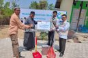 Penyerahan bantuan perlengkapan kebersihan dan gergaji mesin untuk mendukung kebersihan serta kenyamanan lingkungan pesantren.