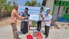 Penyerahan bantuan perlengkapan kebersihan dan gergaji mesin untuk mendukung kebersihan serta kenyamanan lingkungan pesantren.