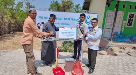Penyerahan bantuan perlengkapan kebersihan dan gergaji mesin untuk mendukung kebersihan serta kenyamanan lingkungan pesantren.