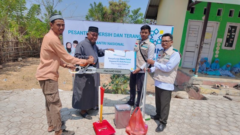 Penyerahan bantuan perlengkapan kebersihan dan gergaji mesin untuk mendukung kebersihan serta kenyamanan lingkungan pesantren.