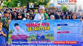 H. Suhaili (tengah) diantar ratusan pendukung dan simpatisan saat mendaftar sebagai bakal calon Kepala Desa Taman Ayu, Kecamatan Gerung, Lombok Barat, Jumat (2/10/2026).(Foto: Istimewa)