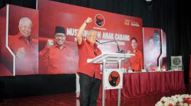 Rachmat Hidayat saat menyampaikan pandangannya terkait polemik Musyafirin dan langkah tegas PDI Perjuangan.