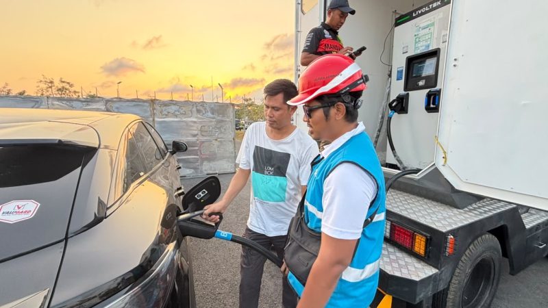 Petugas PLN mendampingi pengguna kendaraan listrik saat melakukan pengisian daya di kawasan Mandalika.