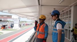 Petugas PLN melakukan pemantauan langsung dari area sirkuit, memastikan seluruh dukungan kelistrikan siap menghadapi rangkaian Pertamina Grand Prix of Indonesia 2026.