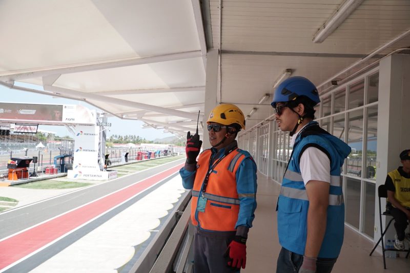 Petugas PLN melakukan pemantauan langsung dari area sirkuit, memastikan seluruh dukungan kelistrikan siap menghadapi rangkaian Pertamina Grand Prix of Indonesia 2026.