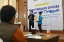 Petugas PLN memberikan edukasi praktis mengenai instalasi dan penggunaan peralatan listrik yang aman kepada peserta dalam kegiatan sosialisasi bertema Membangun UMKM Aman dan Tangguh di Sumbawa.