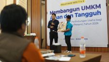 Petugas PLN memberikan edukasi praktis mengenai instalasi dan penggunaan peralatan listrik yang aman kepada peserta dalam kegiatan sosialisasi bertema Membangun UMKM Aman dan Tangguh di Sumbawa.