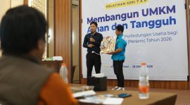 Petugas PLN memberikan edukasi praktis mengenai instalasi dan penggunaan peralatan listrik yang aman kepada peserta dalam kegiatan sosialisasi bertema Membangun UMKM Aman dan Tangguh di Sumbawa.