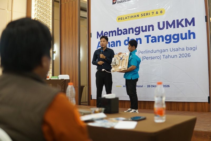 Petugas PLN memberikan edukasi praktis mengenai instalasi dan penggunaan peralatan listrik yang aman kepada peserta dalam kegiatan sosialisasi bertema Membangun UMKM Aman dan Tangguh di Sumbawa.