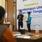 Petugas PLN memberikan edukasi praktis mengenai instalasi dan penggunaan peralatan listrik yang aman kepada peserta dalam kegiatan sosialisasi bertema Membangun UMKM Aman dan Tangguh di Sumbawa.
