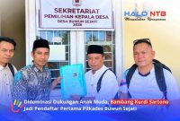 Bambang Kurdi Sartono (kedua dari kanan) menyerahkan berkas pendaftaran bakal calon Kepala Desa Buwun Sejati kepada panitia Pilkades, Narmada, Lombok Barat, Jumat (2/10/2026).(Foto: Istimewa).
