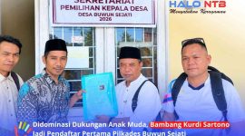 Bambang Kurdi Sartono (kedua dari kanan) menyerahkan berkas pendaftaran bakal calon Kepala Desa Buwun Sejati kepada panitia Pilkades, Narmada, Lombok Barat, Jumat (2/10/2026).(Foto: Istimewa).