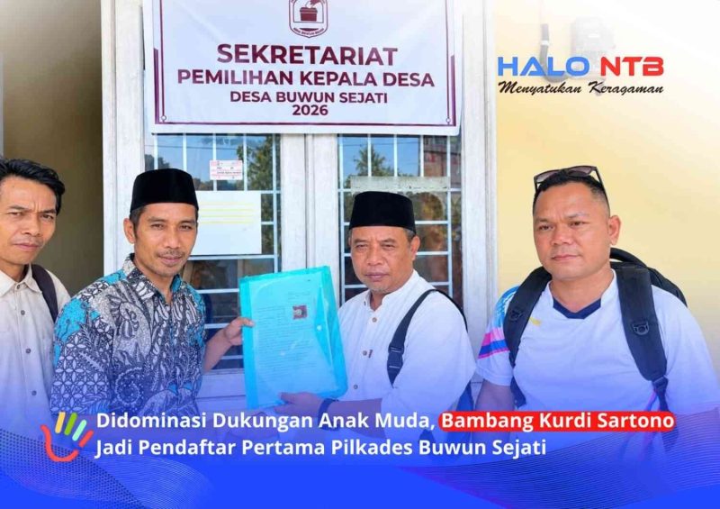 Bambang Kurdi Sartono (kedua dari kanan) menyerahkan berkas pendaftaran bakal calon Kepala Desa Buwun Sejati kepada panitia Pilkades, Narmada, Lombok Barat, Jumat (2/10/2026).(Foto: Istimewa).