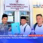 Bambang Kurdi Sartono (kedua dari kanan) menyerahkan berkas pendaftaran bakal calon Kepala Desa Buwun Sejati kepada panitia Pilkades, Narmada, Lombok Barat, Jumat (2/10/2026).(Foto: Istimewa).