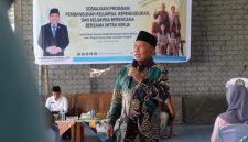 Anggota Komisi IX DPR RI, H. Muazzim Akbar, saat menyampaikan materi dalam Sosialisasi Program Pembangunan Keluarga, Kependudukan, dan Keluarga Berencana (Bangga Kencana) bersama mitra kerja di Desa Mujur, Praya Timur, Lombok Tengah, Rabu (28/10/2026).(Foto: Istimewa)