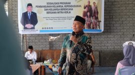Anggota Komisi IX DPR RI, H. Muazzim Akbar, saat menyampaikan materi dalam Sosialisasi Program Pembangunan Keluarga, Kependudukan, dan Keluarga Berencana (Bangga Kencana) bersama mitra kerja di Desa Mujur, Praya Timur, Lombok Tengah, Rabu (28/10/2026).(Foto: Istimewa)