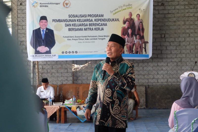 Anggota Komisi IX DPR RI, H. Muazzim Akbar, saat menyampaikan materi dalam Sosialisasi Program Pembangunan Keluarga, Kependudukan, dan Keluarga Berencana (Bangga Kencana) bersama mitra kerja di Desa Mujur, Praya Timur, Lombok Tengah, Rabu (28/10/2026).(Foto: Istimewa)