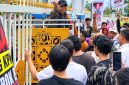Massa aksi yang tergabung dalam aliansi LSM dan mahasiswa mendesak masuk ke Kantor Bupati Lobar untuk bertemu Wakil Bupati, Selasa (27/10/2026).(Foto: Istimewa)