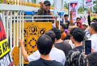 Massa aksi yang tergabung dalam aliansi LSM dan mahasiswa mendesak masuk ke Kantor Bupati Lobar untuk bertemu Wakil Bupati, Selasa (27/10/2026).(Foto: Istimewa)