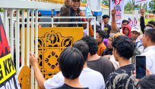 Massa aksi yang tergabung dalam aliansi LSM dan mahasiswa mendesak masuk ke Kantor Bupati Lobar untuk bertemu Wakil Bupati, Selasa (27/10/2026).(Foto: Istimewa)