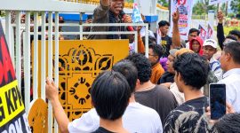 Massa aksi yang tergabung dalam aliansi LSM dan mahasiswa mendesak masuk ke Kantor Bupati Lobar untuk bertemu Wakil Bupati, Selasa (27/10/2026).(Foto: Istimewa)