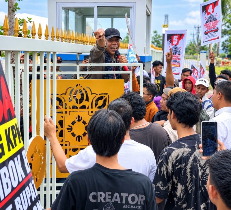 Massa aksi yang tergabung dalam aliansi LSM dan mahasiswa mendesak masuk ke Kantor Bupati Lobar untuk bertemu Wakil Bupati, Selasa (27/10/2026).(Foto: Istimewa)