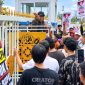 Massa aksi yang tergabung dalam aliansi LSM dan mahasiswa mendesak masuk ke Kantor Bupati Lobar untuk bertemu Wakil Bupati, Selasa (27/10/2026).(Foto: Istimewa)