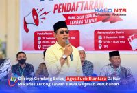 Bakal calon Kepala Desa Terong Tawah, Agus Sueb Biantara, saat menyampaikan paparan usai mendaftar di sekretariat panitia Pilkades, Senin (5/10/2026).(Foto: Halo NTB/Taufik)