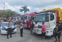 Personel Subsatgas Lantas Operasi Cipta Mandalika Rinjani 2026 berdialog dengan sopir truk di kawasan Pelabuhan Barang Lembar, Lombok Barat, Jumat (2/10/2026).
