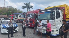 Personel Subsatgas Lantas Operasi Cipta Mandalika Rinjani 2026 berdialog dengan sopir truk di kawasan Pelabuhan Barang Lembar, Lombok Barat, Jumat (2/10/2026).