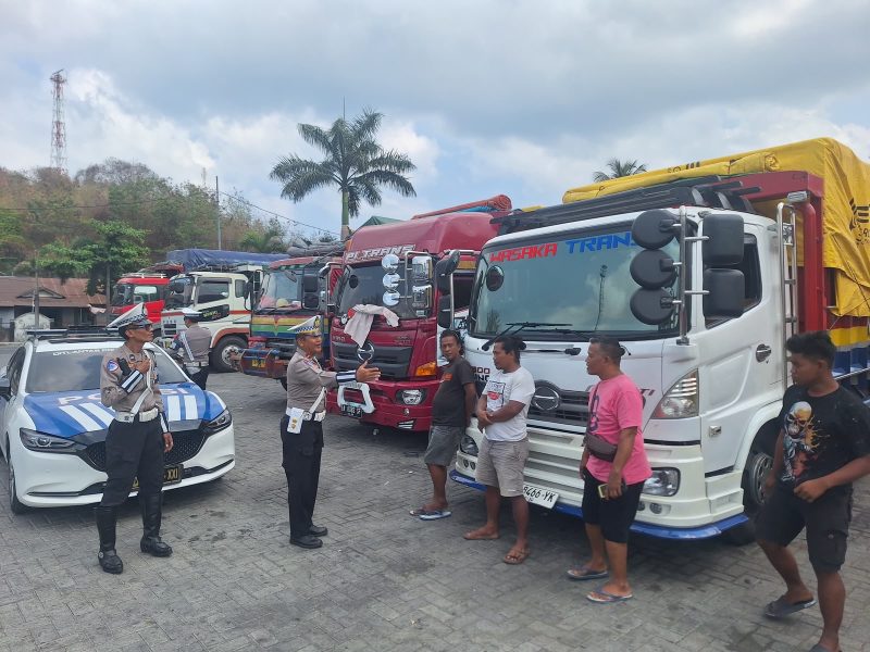 Personel Subsatgas Lantas Operasi Cipta Mandalika Rinjani 2026 berdialog dengan sopir truk di kawasan Pelabuhan Barang Lembar, Lombok Barat, Jumat (2/10/2026).