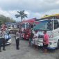 Personel Subsatgas Lantas Operasi Cipta Mandalika Rinjani 2026 berdialog dengan sopir truk di kawasan Pelabuhan Barang Lembar, Lombok Barat, Jumat (2/10/2026).