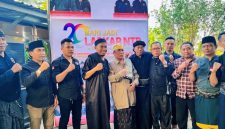 Ketua Dewan Pembina DPP, Ketua Umum DPP, dan Ketua DPD kabupaten/kota berpose bersama seusai tasyakuran HUT ke-20 Laskar NTB di Kopang, Lombok Tengah, Rabu (14/10/2026).(Foto: Halo NTB)
