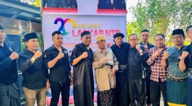 Ketua Dewan Pembina DPP, Ketua Umum DPP, dan Ketua DPD kabupaten/kota berpose bersama seusai tasyakuran HUT ke-20 Laskar NTB di Kopang, Lombok Tengah, Rabu (14/10/2026).(Foto: Halo NTB)
