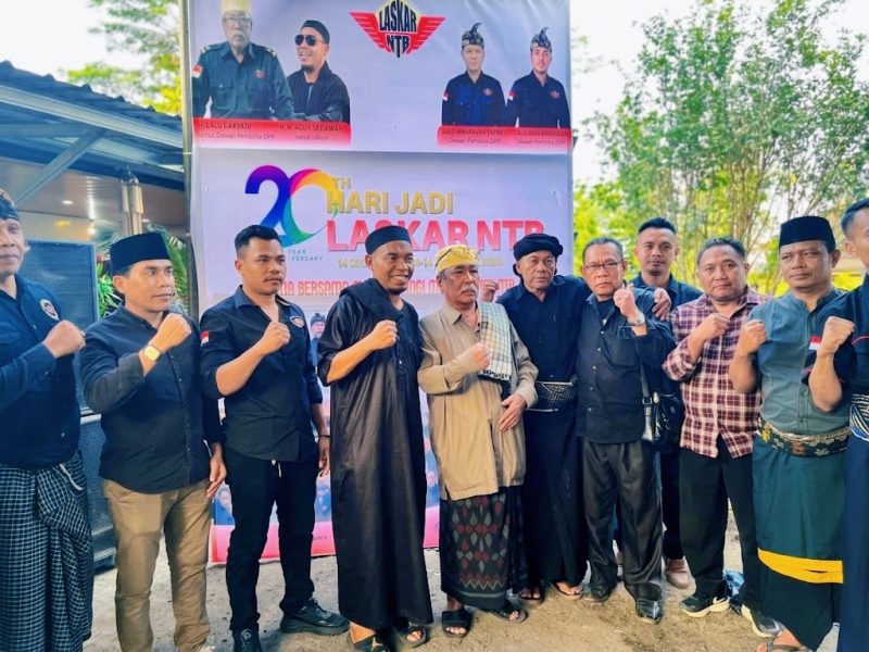 Ketua Dewan Pembina DPP, Ketua Umum DPP, dan Ketua DPD kabupaten/kota berpose bersama seusai tasyakuran HUT ke-20 Laskar NTB di Kopang, Lombok Tengah, Rabu (14/10/2026).(Foto: Halo NTB)
